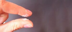 cậu nhỏ ra dịch trắng có nguy hiểm không