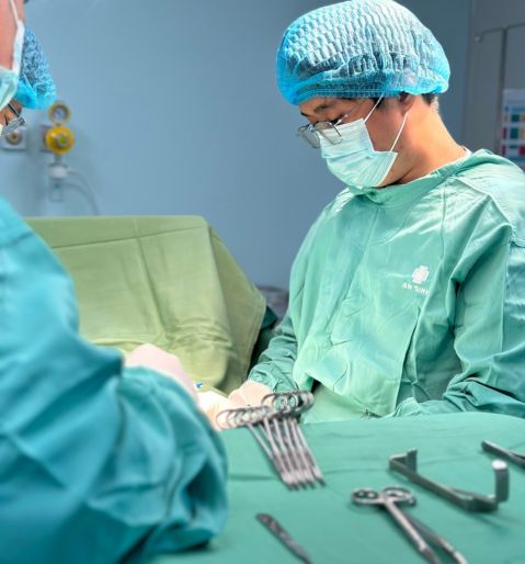 Ekip 99 đang phẫu thuật làm to Megaderm